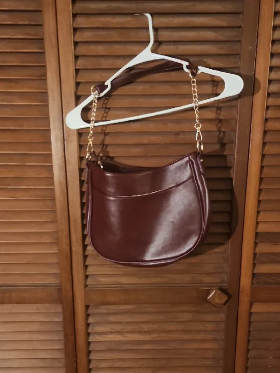 Classic Wine Leather Shoulder Bag with Gold Chain Detail - Picture 4 of 4